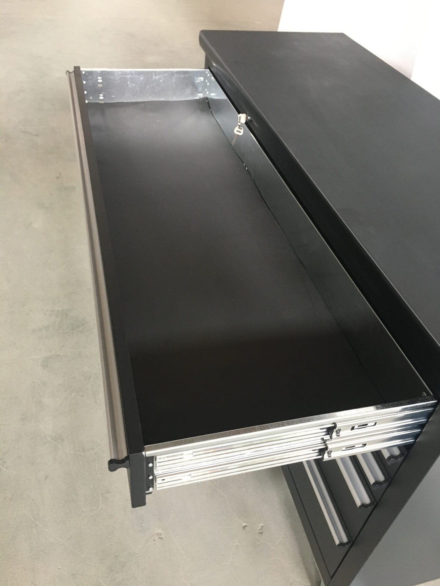 1.4M Steel Workbench, Mega Drawer Rolling Tool Chest